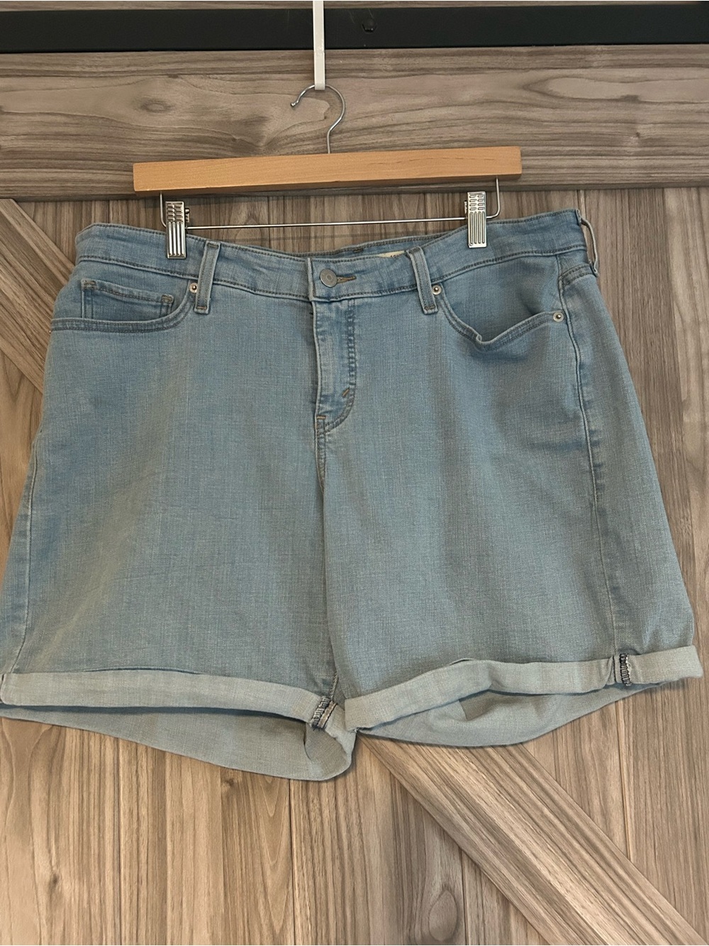 Levi's Mid-Rise Mid-Length Cuffed Denim Shorts Light Wash Stretch Size 16W / 18